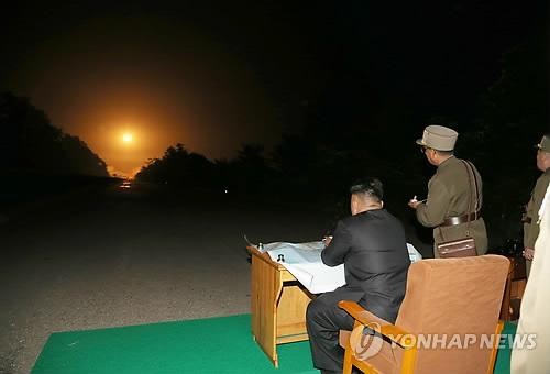 Nhà lãnh đạo Kim Jong-un tại cuộc tập trận đêm 26/7.