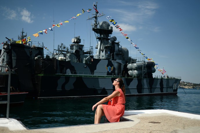 Một người dân Nga quan sát các tàu chiến.