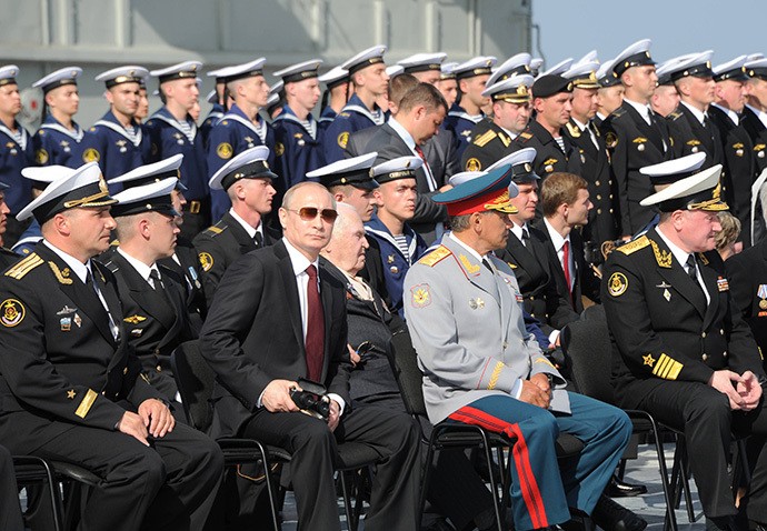Tổng thống Putin trên tàu sân bay Admiral Kuznetsov tại Sevastopol tham dự Ngày Hải quân.