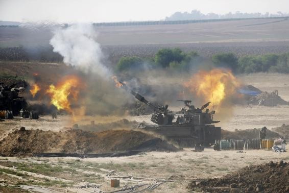 Quân đội Israel khai hỏa về phía Gaza ngày 28/7. Ảnh Reuters