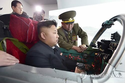Nhà lãnh đạo Kim Jong-un ngồi trong buồng lái một chiếc máy bay chiến đấu trong chuyến thăm Đơn vị 447 hồi tháng 5/2014.