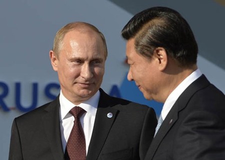 Tổng thống Nga Vladimir Putin (trái) và Chủ tịch Trung Quốc Tập Cận Bình (phải).