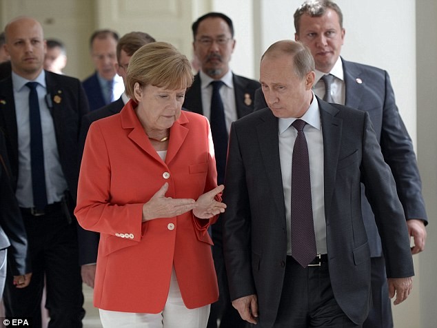Thủ tướng Đức Angela Merkel (trái) và Tổng thống Nga Vladimir Putin.
