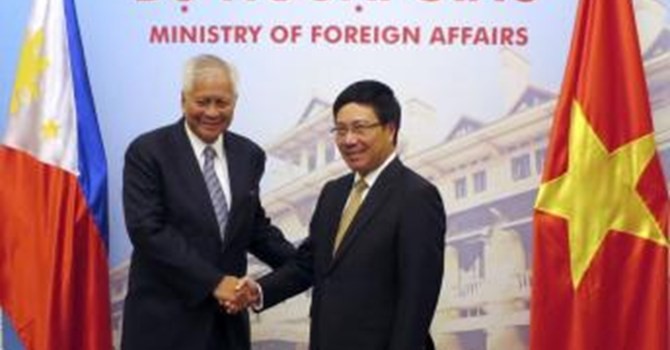 Ngoại trưởng Philippines Albert del Rosario và Phó Thủ tướng, Bộ trưởng Ngoại giao Phạm Bình Minh tại Hà Nội ngày 2/7/2014.