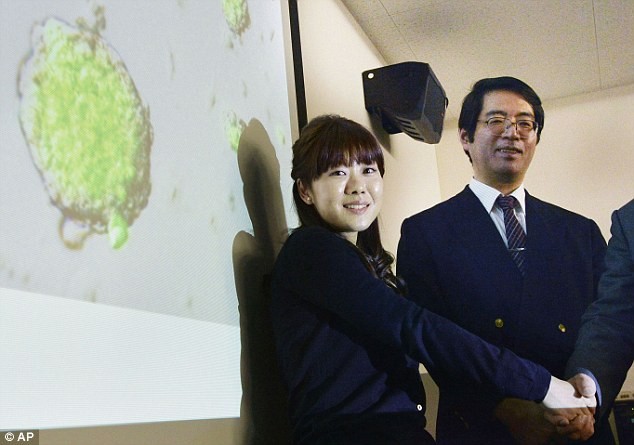 Ông Sasai và đồng tác giả nghiên cứu Obokata.