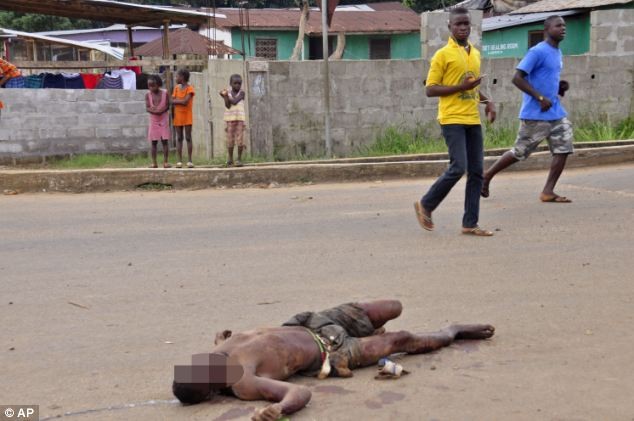 Một bệnh nhân Ebola tử vong bị bỏ xác giữa đường.