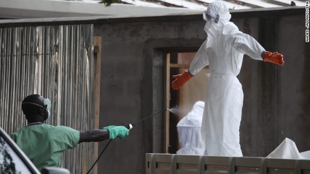 Khử trùng và sử dụng biện pháp bảo vệ đúng cách sẽ giúp ngăn chặn lây nhiễm virus Ebola.