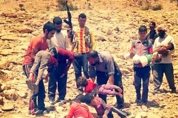 Nhiều trẻ em Yazidi được chôn cất do tử vong vì đói khát, bệnh tật trong thời gian bị bao vây trên núi.