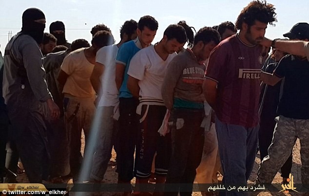 Nhiều hình ảnh cho thấy thi thể của các nạn nhân bị IS xếp đống ở nơi xử bắn.