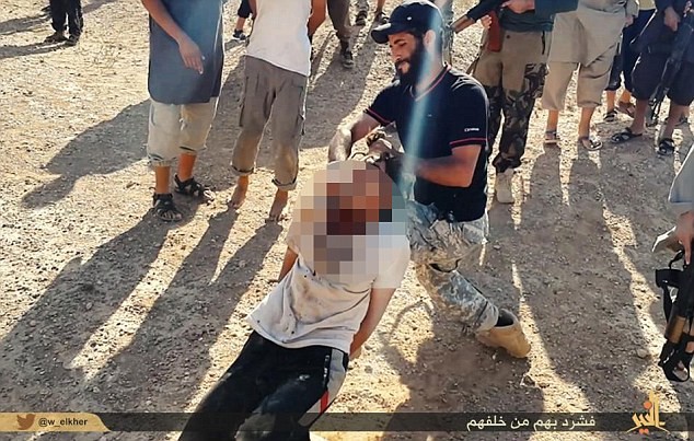 Chiến binh IS cắt đầu một trong các tù nhân.