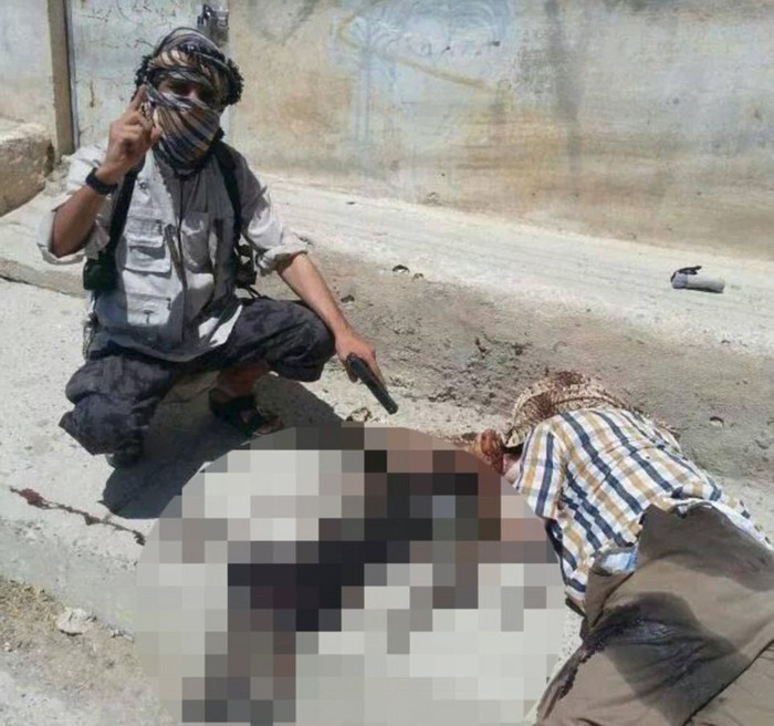 Chiến binh IS chế nhạo bên thi thể người Yazidi.