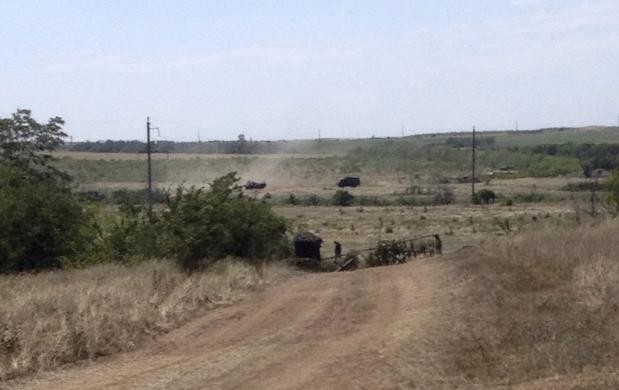 Trạm kiểm soát bên ngoài lối vào trại huấn luyện quân sự trên biên giới Ukraine, Nga ngày 31/7/2014.