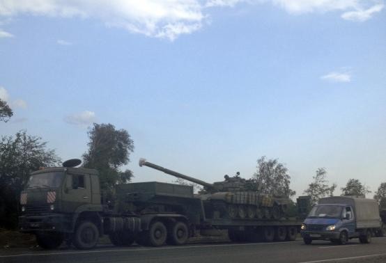 Xe tải quân sự Nga di chuyển tại Rostov, gần biên giới với Ukraine hôm 7/7/2014.