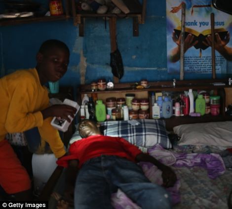 Một cậu bé đánh thức người cha nghi nhiễm virus Ebola để tới trung tâm cách ly.