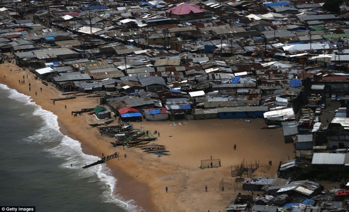 West Point tại Monrovia, Liberia - một khu ổ chuột có nhiều người nhiễm Ebola đang được đưa tới các trung tâm cách ly.