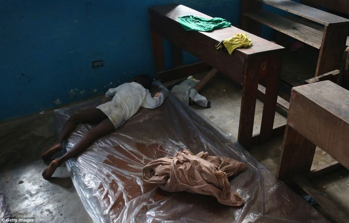 Một em bé nghi nhiễm Ebola nằm ngủ trong trung tâm cách ly.