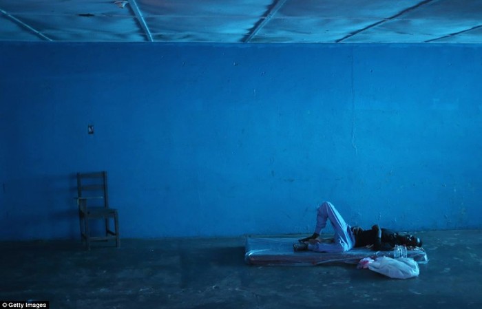 Người bị nghi nhiễm Ebola phải ngủ trên sàn nhà trong trung tâm cách ly.