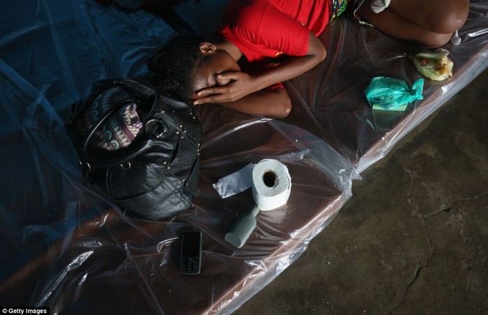 Một bệnh nhân nhiễm Ebola tại trung tâm cách ly.