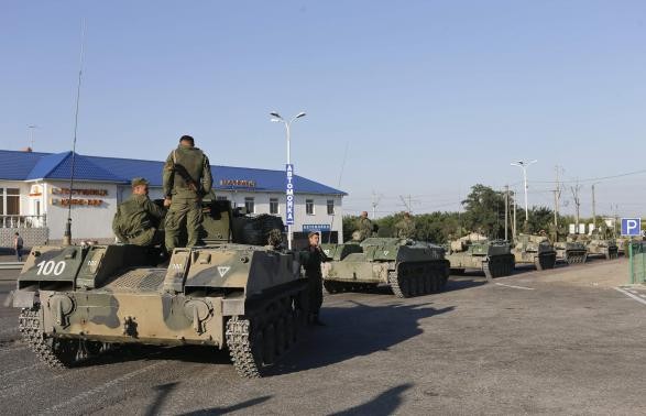 Đoàn xe bọc thép của Nga di chuyển gần đoàn xe cứu trợ ở biên giới Nga.