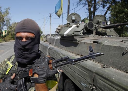 Một binh sĩ Ukraine bảo vệ trạm kiểm soát ở Donetsk.