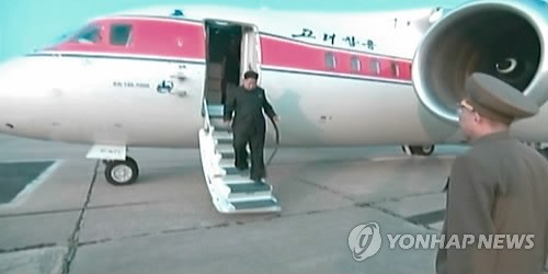 Cảnh trên truyền hình trung ương Triều Tiên cho thấy Kim Jong-un bước ra từ chuyên cơ để tới địa điểm tập trận hồi tháng 7.