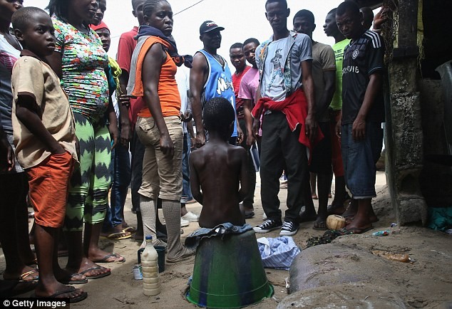 Cậu bé đã chạy trốn khỏi trung tâm điều trị Ebola trong một cuộc tấn công chết người.