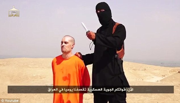 Nhà báo James Foley trong đoạn video ghi lại cảnh anh bị một chiến binh IS che mặt hành quyết.