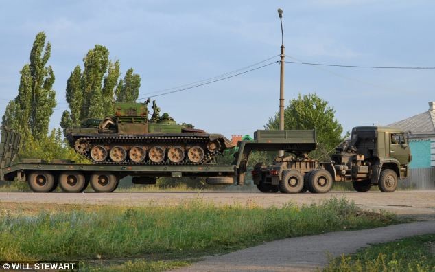 Xe tải quân sự Nga chở xe tăng T-90 ở khu vực biên giới Rostov.