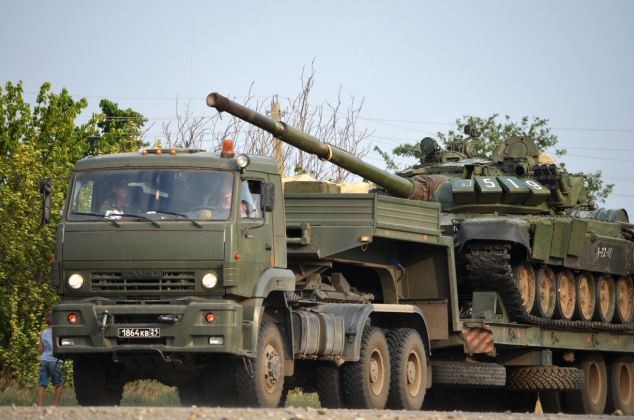 Xe tải quân sự Nga chở xe tăng tới khu vực biên giới với Ukraine.