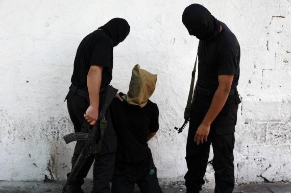 Chiến binh Hamas trừng phạt những người cung cấp tin cho Israel.