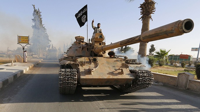 Chiến binh khủng bố IS lái xe tăng trên đường phố Raqqa.