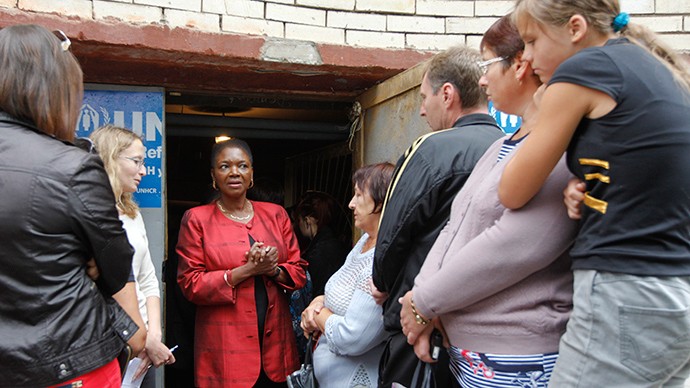 Giám đốc nhân đạo của Liên Hợp Quốc Valerie Amos trò chuyện với người dân Slaviansk để tìm hiểu về đời sống của họ trong xung đột.