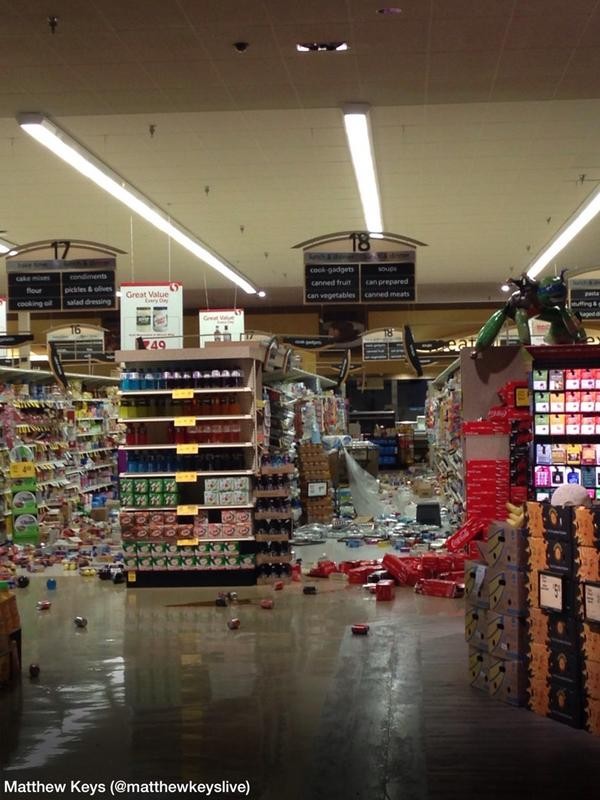 Hàng hóa trong siêu thị đổ vỡ do động đất.