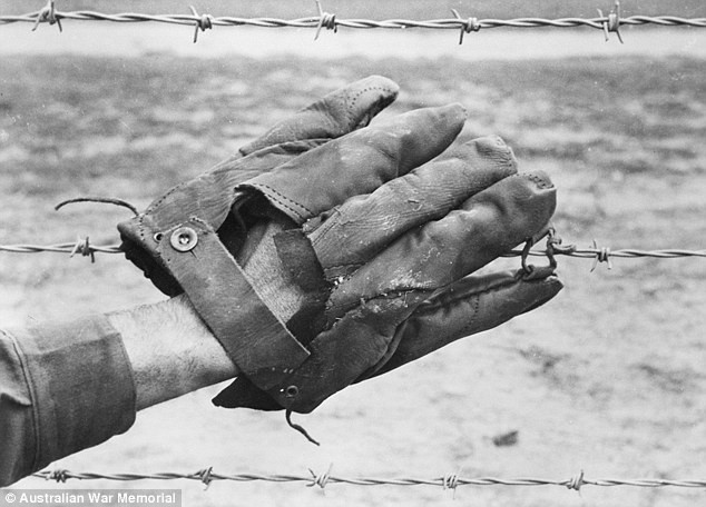 Một chiếc găng tay được làm thủ công dính trên hàng rào thép gai sau vụ đào tẩu.