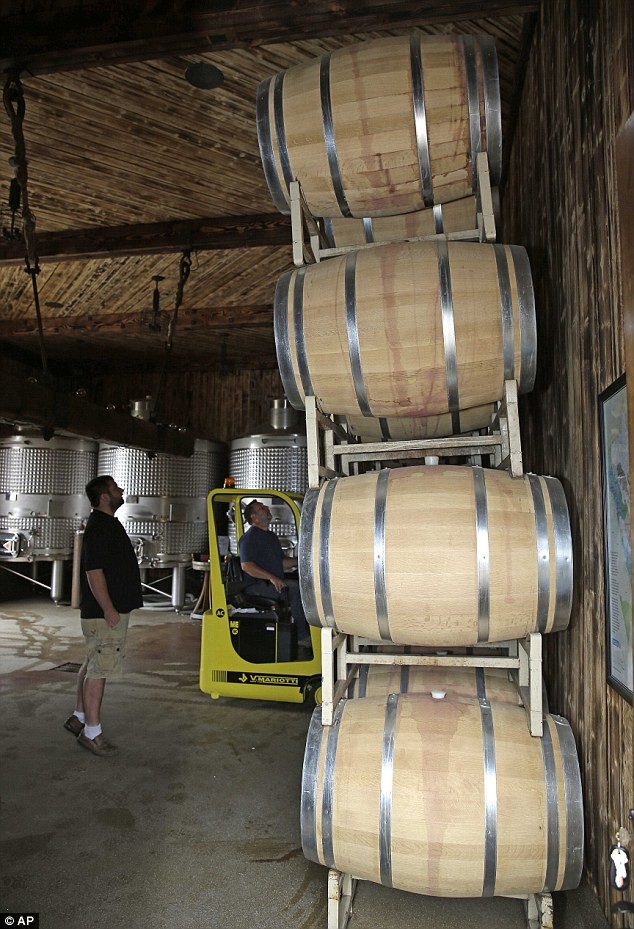 Một cơ sở sản xuất rượu vang dọn dẹp sau động đất.