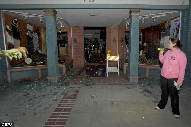 Hàng trăm ngôi nhà bị thiệt hại do động đất.