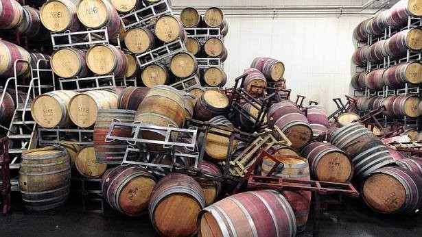 Nhiều thùng rượu bị hỏng do động đất.