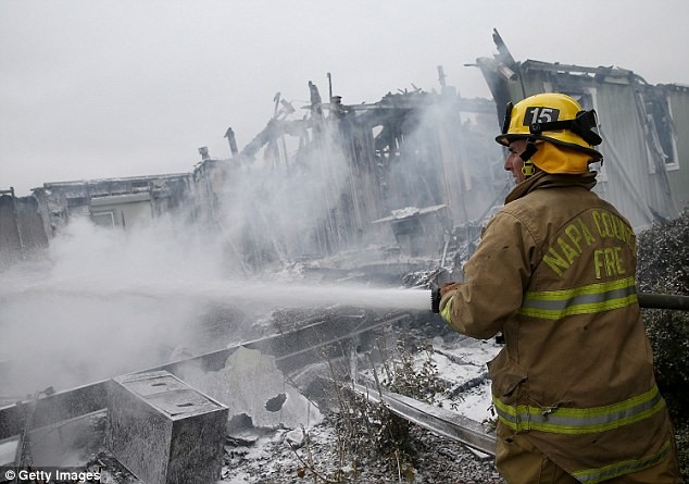 Động đất kích hoạt 5 đám cháy lớn phá hủy hàng chục ngôi nhà di động ở Napa.