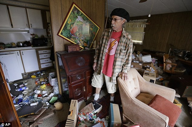 Ông Steve Brody kiểm tra căn hộ sau động đất.