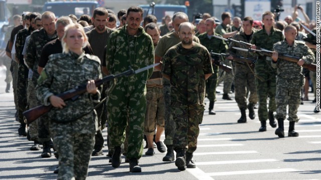 Tù binh là các binh sĩ Ukraine được lực lượng ly khai đưa đi diễu hành trên đường phố.