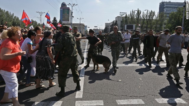 Người dân địa phương tức giận tấn công các tù binh trong cuộc diễu hành ở Donetsk.