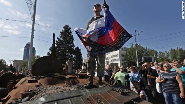 Một tay súng ly khai phát biểu trên chiếc xe bọc thép đã hỏng của lực lượng chính phủ Ukraine tại Donetsk ngày 24/8.