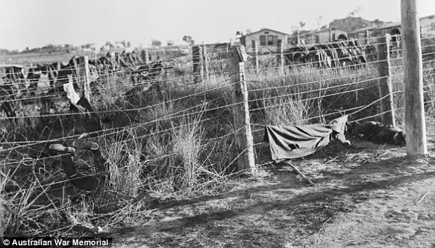 Nhiều tù nhân đã thiệt mạng khi cố gắng trèo qua hàng rào thép gai.