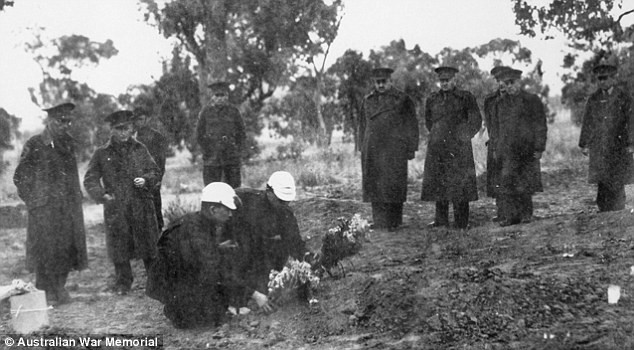 Binh lính Úc chôn cất những tù nhân vượt ngục thất bại.