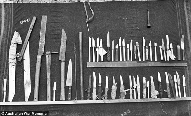 Các vũ khí tự chế được tìm thấy trong nhà tù sau cuộc vượt ngục.