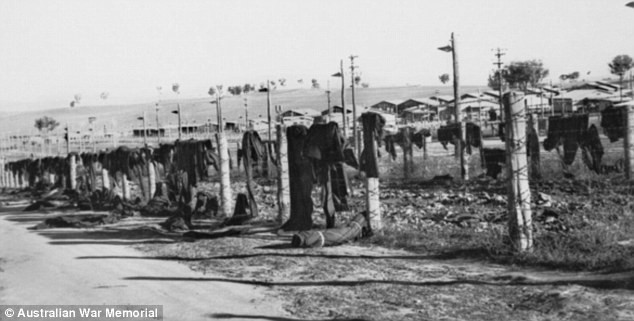 Chăn được ném lên hàng rào để dễ dàng trốn thoát. Các tù nhân Nhật Bản sau khi vượt qua ngọn lửa súng máy của các binh lính Úc đã ném hàng trăm chiếc chăn và quần áo lên hàng rào thép gai để chạy trốn.