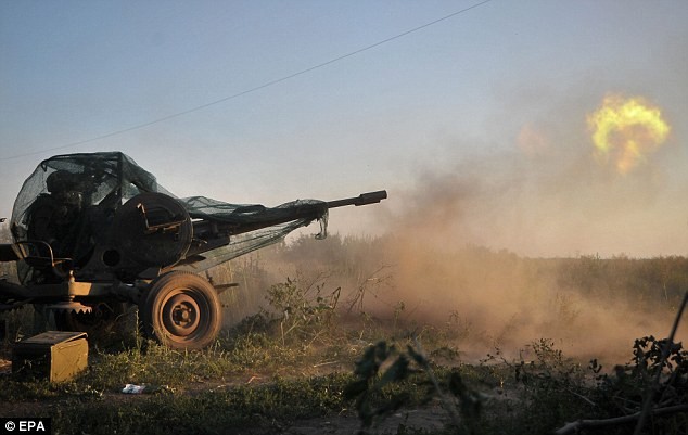Quân đội Ukraine tấn công lực lượng ly khai.
