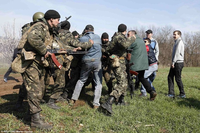 Lực lượng ly khai đụng độ với quân đội Ukraine. Hình minh họa.