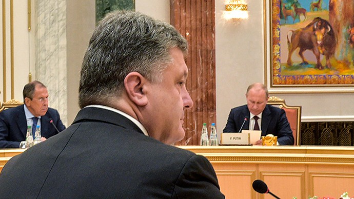 Tổng thống Nga Vladimir Putin hội đàm với Tổng thống Ukraine Petro Poroshenko (giữa).