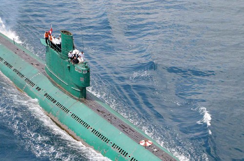 Nhà lãnh đạo Triều Tiên Kim Jong-un xuất hiện trên một chiếc tàu ngầm trong ảnh được Rodong Simnun công bố vào ngày 16/6/2014.